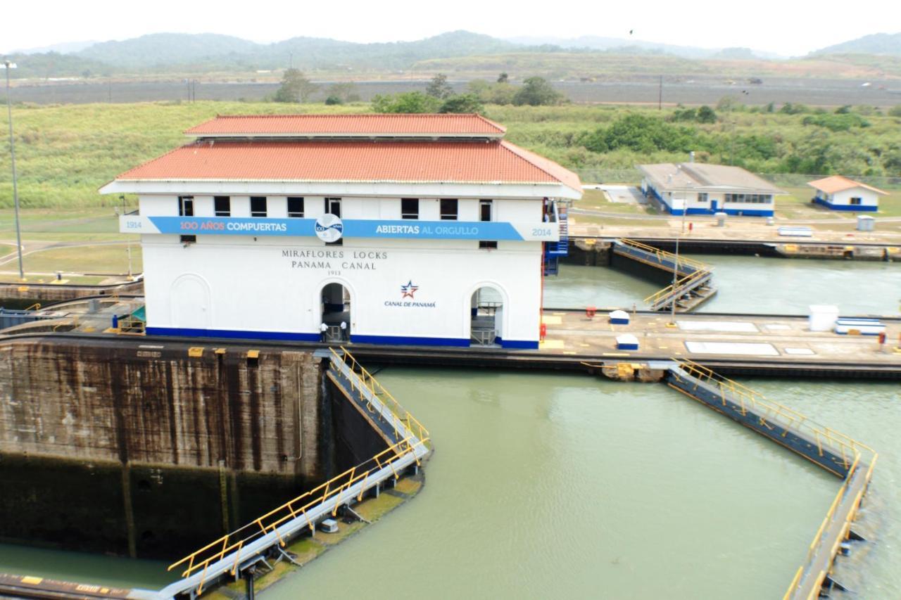 Central Hotel Panama Casco Viejo Eksteriør billede Control house at Mira Flores Locks